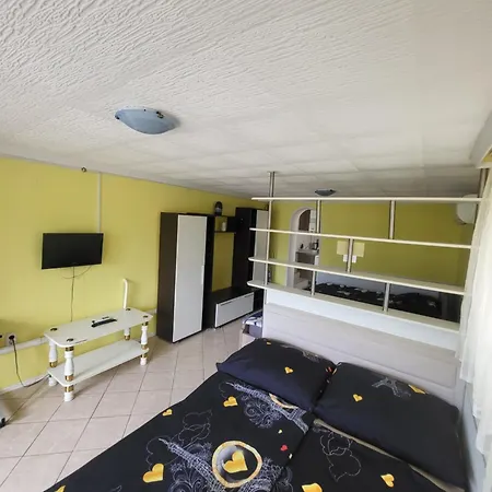 Napsugar Vendeghaz Apartment Tiszaujvaros Exterior photo